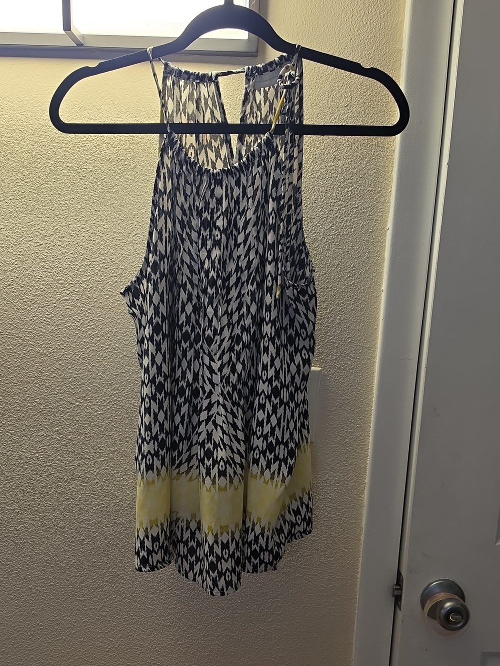 New York & Company Black, White & Yellow Geometric Tank